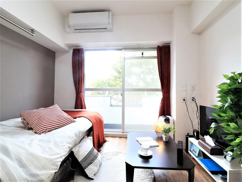 白を基調とした清潔感あふれる玄関(^^♪靴ベラやスリッパもご用意しておりますのでご利用ください！