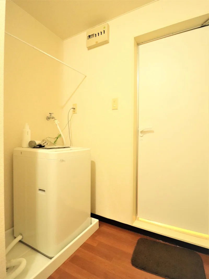洗濯機付きでご自宅にいるような感じでお住まい頂けます♪天気を気にしなくて良い室内洗濯機！洗剤もご用意しておりますので、即日洗濯可能です。