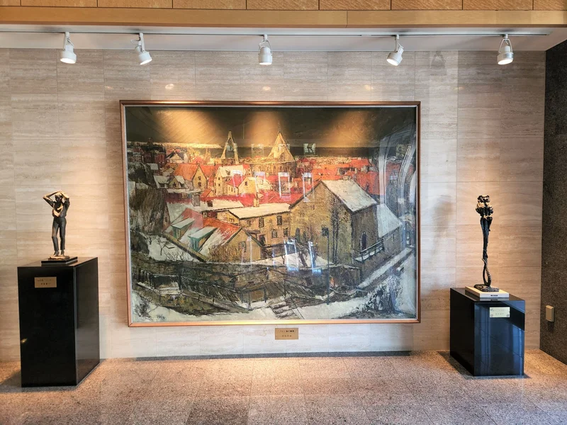 エントランス　美術品が沢山飾られています