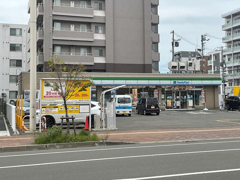 ファミリーマート 札幌北２０条西５丁目店　徒歩1分
