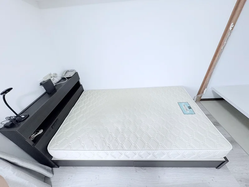 ベッドはセミダブルをご用意しています。