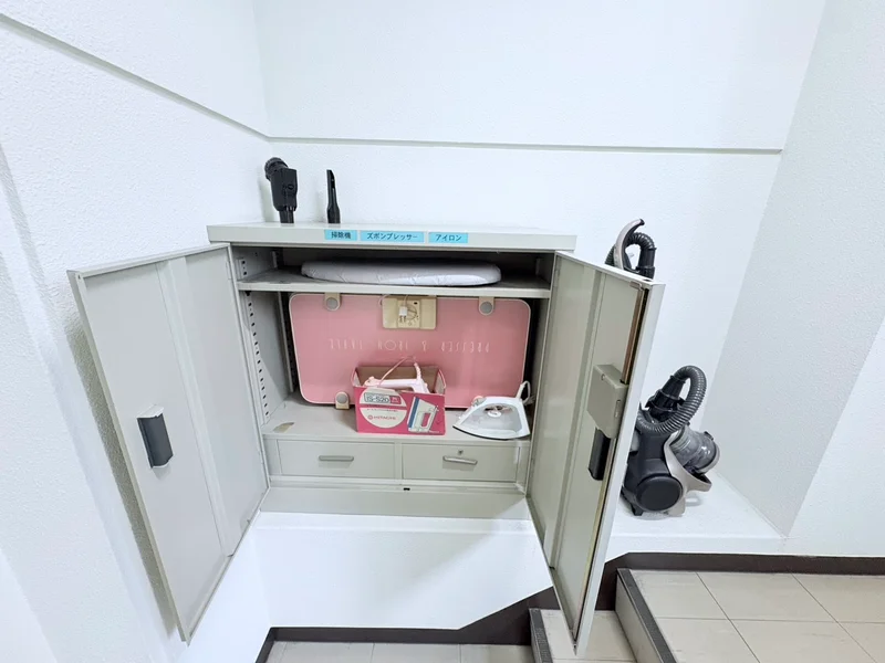 共用部分にアイロン・掃除機がございます♪