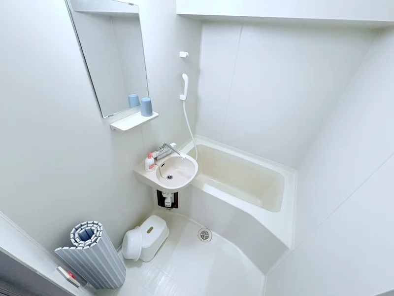 バストイレは別♪バスルームには風呂桶・風呂イス・風呂用洗剤・スポンジをご用意しておりますのでぜひご活用ください！