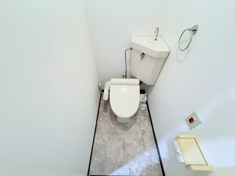 ウォシュレットつきのトイレです。老若男女皆様に安心してご利用いただけますね☆トイレにもトイレ用洗剤とトイレ用ブラシをご用意しておりますので長期ご利用の場合の気になる汚れなどもお掃除して頂けます♪