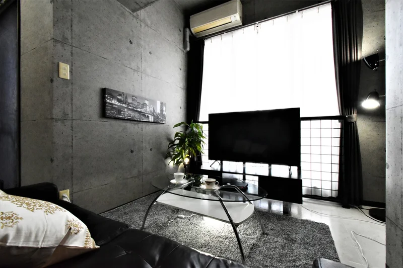 シックでお洒落な印象のお部屋です。大きめのソファーやテレビがあるのでくつろいでいただくことが可能です♪　家具家電付きでビジネスホテルより割安で経費削減も可能なマンスリーマンション！
