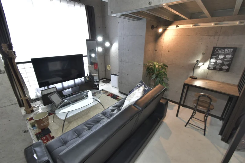 広めの１Rタイプの洋室で、ソファーも設置しておりますので、ゆったりとお過ごしいただけます。ロフトで寝泊まりすることを想定した部屋なので、机や椅子など、1名利用の際により快適に生活ができるようになっております。バスタオル・フェイスタオルも2枚ずつご用意しておりますので、洗濯をし忘れた場合でも安心です。空気清浄機やスプレー式消臭剤、掃除機等も標準装備でご案内しておりますので、いつでもお部屋を清潔に保つことが出来ます。(*’ω’*)