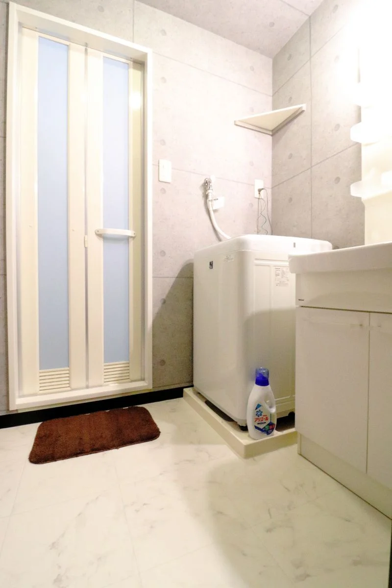 独立洗面台がある脱衣所なので、朝の身支度の際や、入浴の前後等、幅広いタイミングで重宝します。ドライヤーもご用意しておりますので、入浴後等にお使いください♪室内置きの全自動洗濯機♪単身向けの少し大きめなサイズなので、洗濯物がたまっても安心してお使いいただけます。もちろん、ベランダで干すだけでなく、備品として標準装備しております室内用のスタンドハンガーをお使いいただければ、室内で干すことも可能です