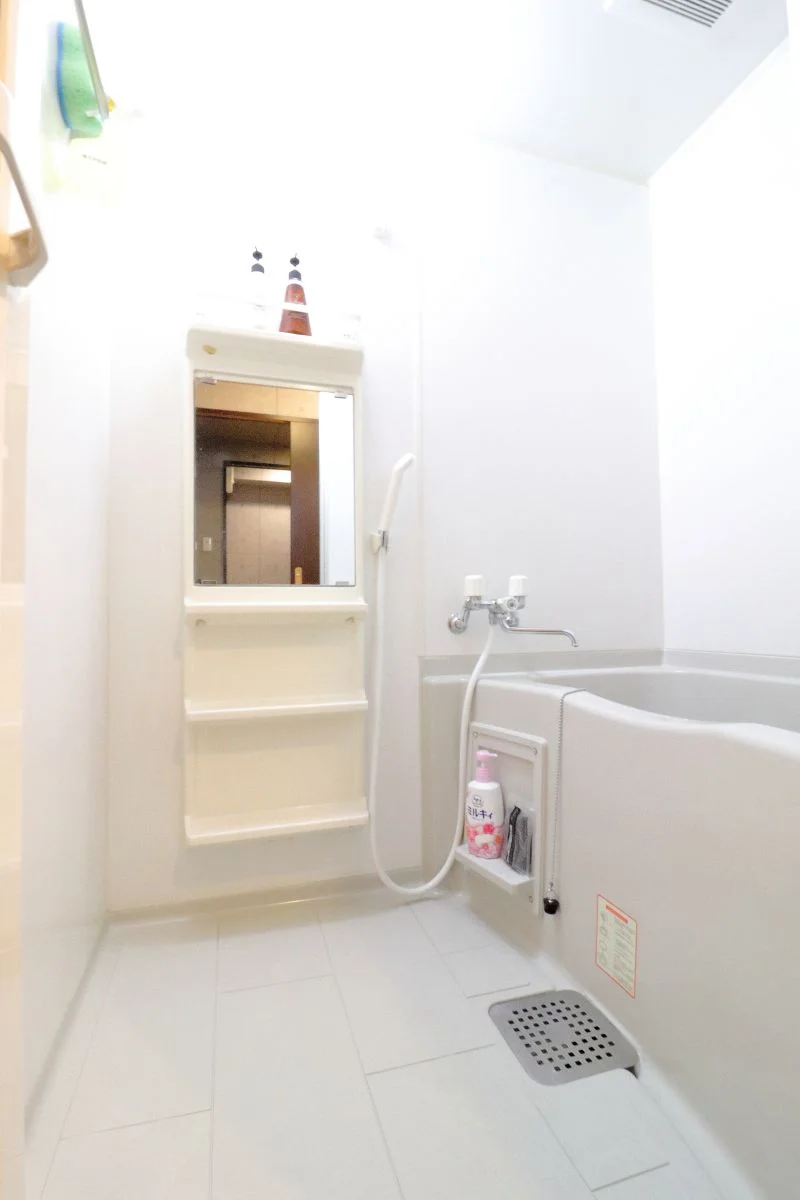 風呂トイレ別設計なので、気兼ねなくお使いいただけます。シャンプー・コンディショナー・ボディーソープを完備し、新品のボディータオルもご用意。勿論、洗剤とスポンジもあるので、掃除も可能です。風呂桶もご用意しておりますので、湯船に浸かっていただく際にも便利。普段家では浸からないけれど、という人こそ、こういう時には便利です。