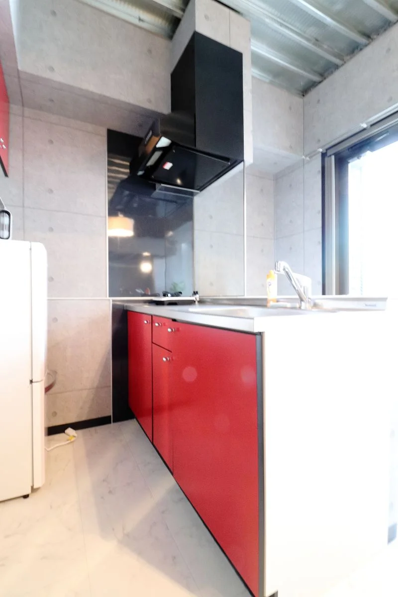 掃除の際に非常に楽なIHキッチン♪料理を作る場合にも手狭にならずに取り掛かれます。フライパンや鍋、まな板、包丁といった調理器具の他に、茶碗やコップ、お箸、等の食器類も多数ご用意しておりますので、料理をされない方も安心してお使いいただけます！