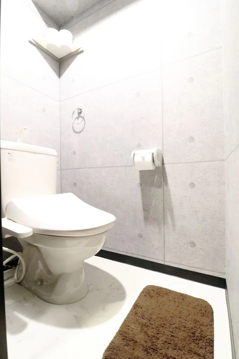 嬉しい風呂トイレ別設計のシャワートイレ機能付き水洗トイレです。トイレットペーパーも3ロールご用意しておりますので、短期から長期まで様々なお客様に安心してお使いいただけます。もちろん、トイレブラシもご用意しておりますので、いつでも清潔にご利用していただくことが出来ます。(*’ω’*)