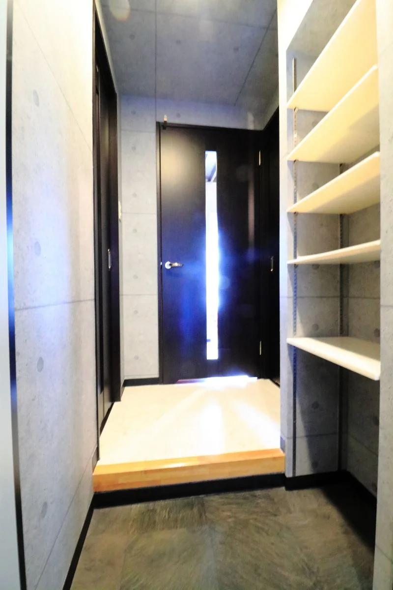 大型のシューズボックスを備えているので、女性の方や、長期利用、お二人でのご入居の際には特におすすめです。靴ベラや使い捨ての新品スリッパも備品としてご用意しておりますので、ご自由にお使いください(*’ω’*)