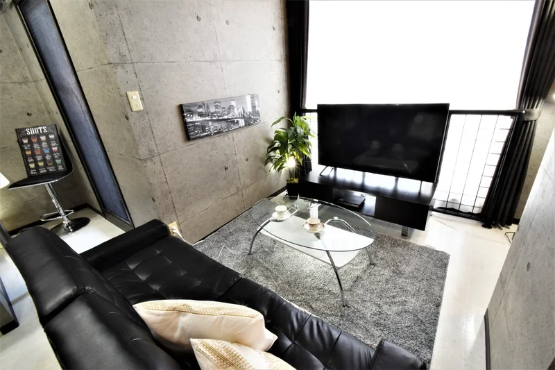 コンクリート調のデザインクロスを使用しておりますのでスマートな空間を演出しており、非常におしゃれ♪