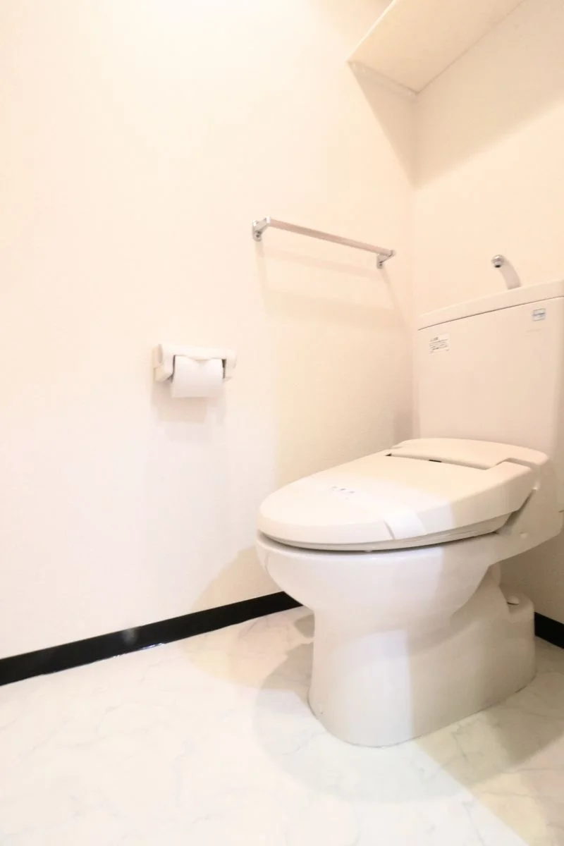 嬉しい風呂トイレ別設計で、シャワートイレ機能付きの水洗トイレです。トイレットペーパーも3ロールご用意しておりますので、短期から長期まで様々なお客様に安心してお使いいただけます。もちろん、トイレブラシもご用意しておりますので、いつでも清潔にご利用していただくことが出来ます！