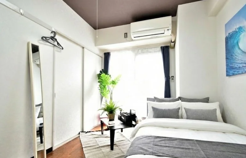 シックな印象のお部屋です！自宅で暮らすようなゆったりとした空間が魅力的♪出張の方はもちろん、学生さんや観光でいらっしゃる方にもKマンスリーのお部屋は家具・家電・備品の充実度が高いため大変ご好評いただいております。※植木と額とクッションなどの装飾は写真用です。