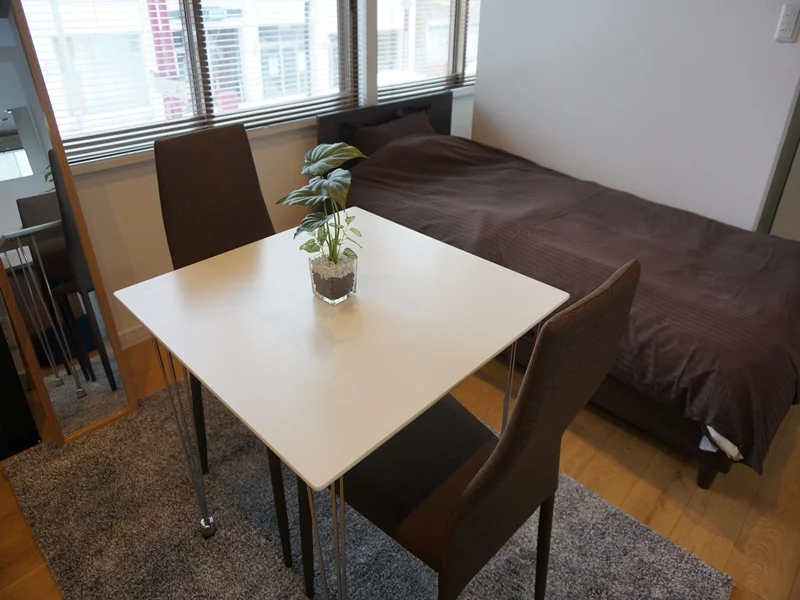 Ａタイプ：ダイニングテーブル・椅子のセットをご用意。