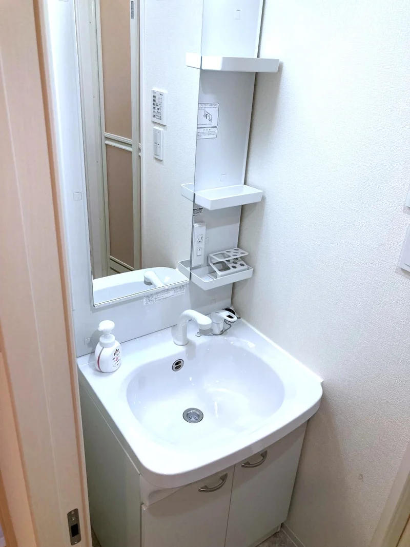 独立洗面台付き！　お風呂上りや朝自宅など　特に女性には嬉しい設備です♪