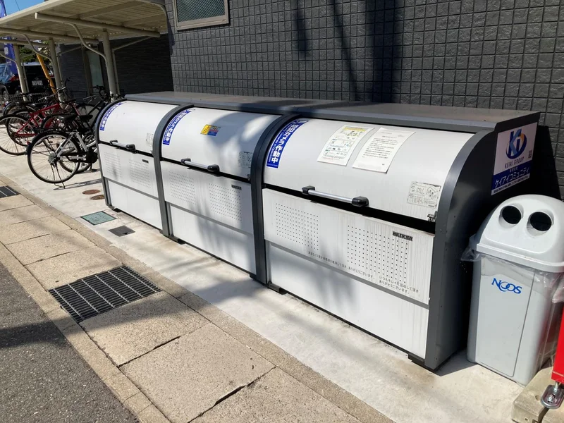 敷地内ゴミ捨て場　忙しい朝の時間帯も楽々ごみ捨てしていただけます。