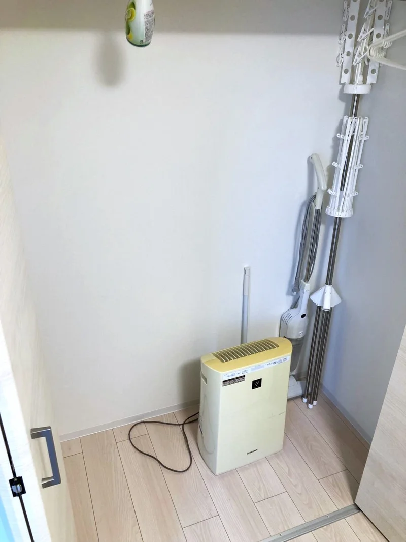 収納スペースも是非ご活用ください！　空気清浄機や物干竿もございます。