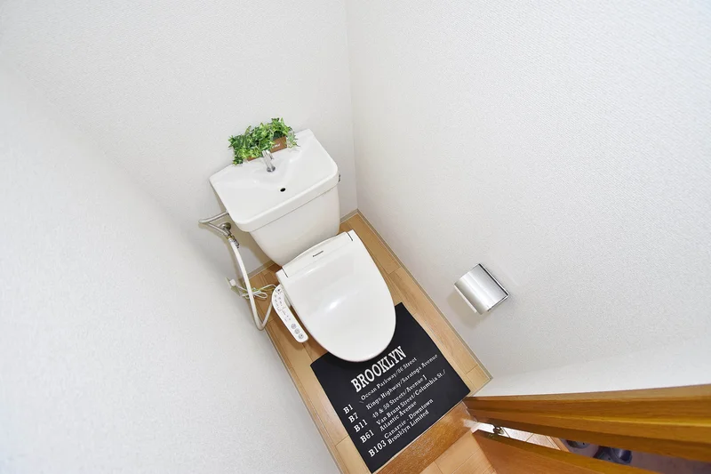 ウォシュレットつきのトイレです。老若男女皆様に安心してご利用いただけますね☆トイレにもトイレ用洗剤とトイレ用ブラシをご用意しておりますので長期ご利用の場合の気になる汚れなどもお掃除して頂けます＾＾全室随時ご入居の募集を行っておりますので、空室確認やお問い合わせはお問い合わせフォームからお待ちしております♪