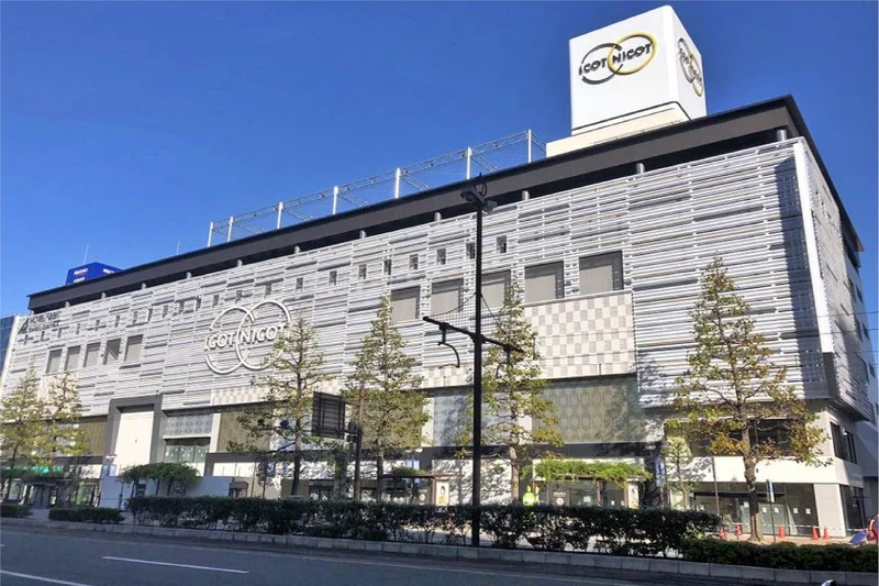 イコットニコットまで徒歩8分 飲食店や本、雑貨などの商業施設です。