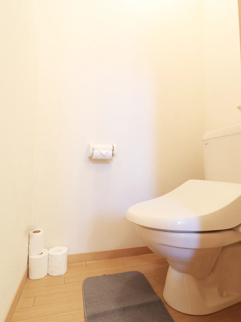 バストイレ別！嬉しいウォシュレット付き！トイレットペーパーやトイレブラシ等、他では置いてない備品も沢山ございますので短期～長期でお住まいの方にも「あったら助かるものが多い」と大変ご好評いただいております。