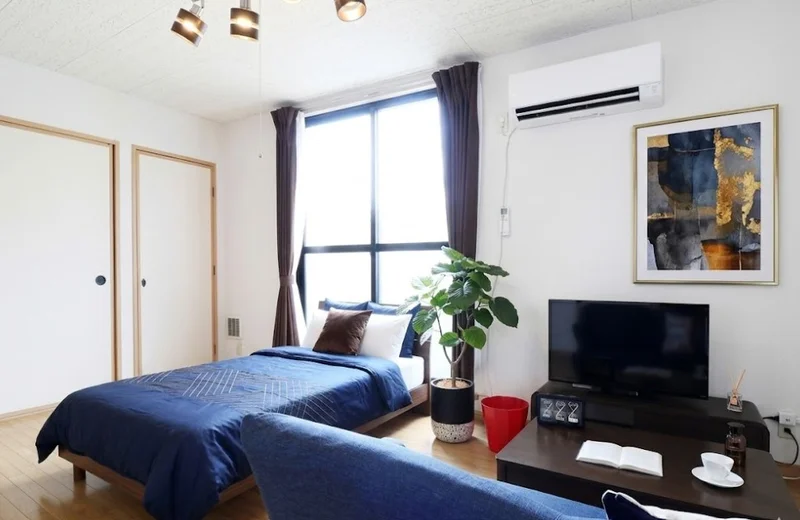 暖かい雰囲気が魅力的なお部屋！家具家電付きで入居されたその日から自宅のようにくつろいでいただける空間となっております。クローゼットもございますので、ぜひご利用ください(^^♪※植木と額とクッションなどは写真用です。