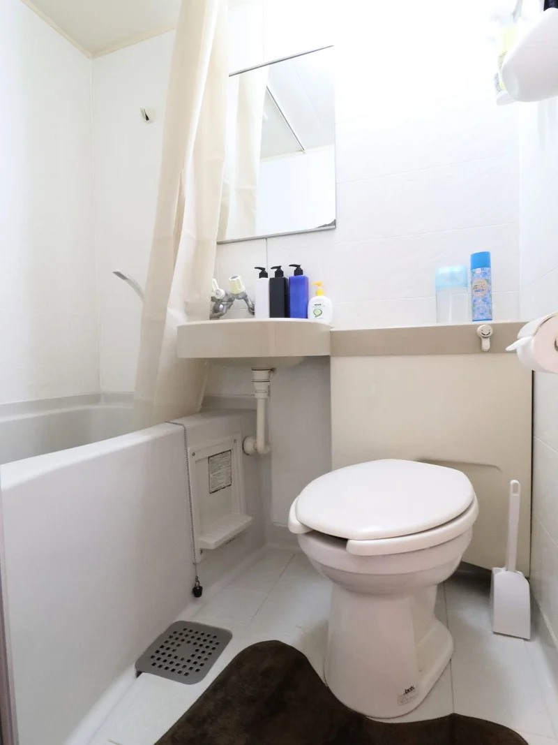 ささっとお風呂を済ませたい方にオススメのユニットバス！シャンプー・ボディーソープなど充実の品ぞろえです♪また、トイレブラシなど他では置いてない備品もご用意しておりますので、短期～長期でお住まいの方にも「あったら助かるものが多い」とご好評いただいております(^^♪