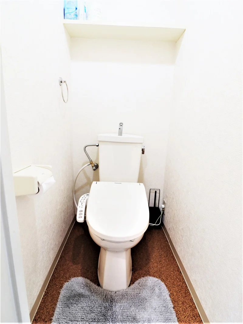 トイレットペーパーやトイレブラシ等、他では置いてない備品も沢山ございますので短期～長期でお住まいの方にも「あったら助かるものが多い」と大変ご好評いただいております。