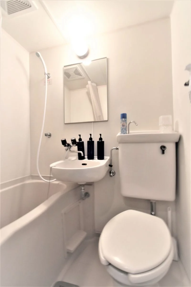 ささっと済ませたい方にオススメのユニットバス♪トイレットペーパーやトイレブラシ等、他では置いてない備品も沢山ございますので短期～長期でお住まいの方にも「あったら助かるものが多い」と大変ご好評いただいております