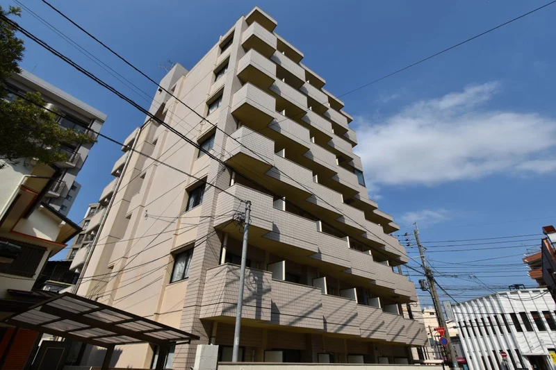 地下鉄西新駅より徒歩6分の駅チカ♪オートロック付き♪周辺には100均やコンビニ、飲食店など生活する際に助かるお店が多数ございますのでとても便利な立地となっております。