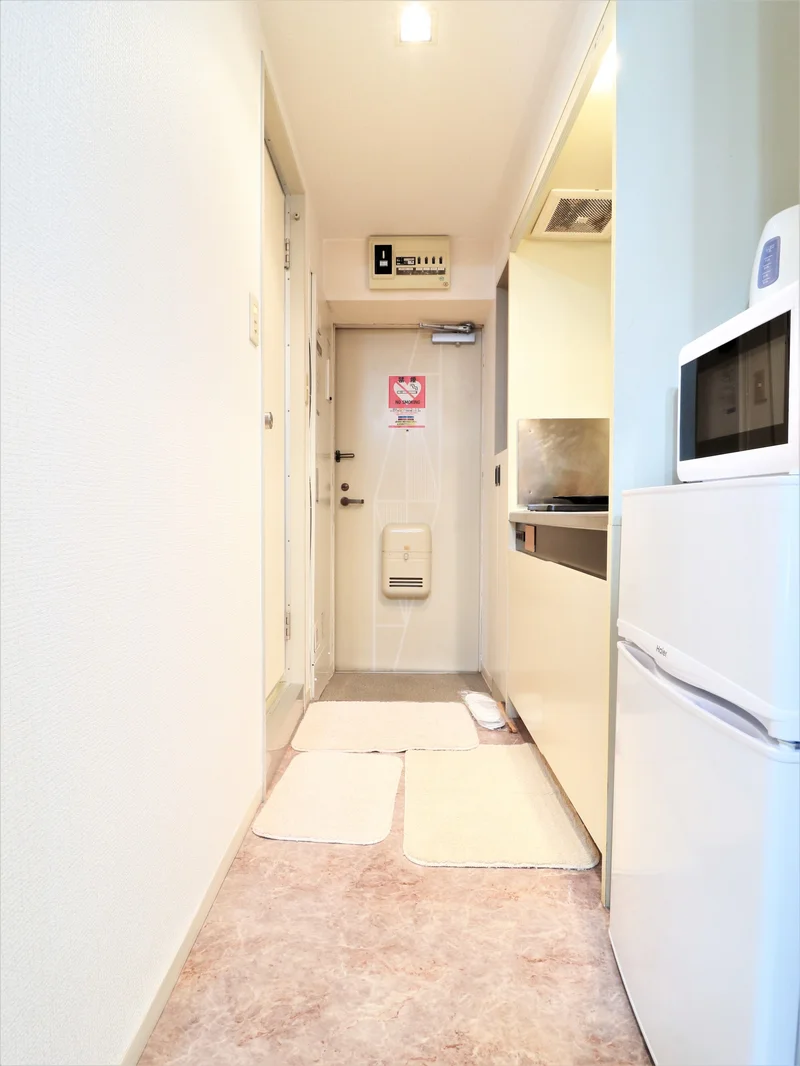 玄関にはシューズＢＯＸがございますので毎回片づけていただき、常に清潔な空間を保っていただくことが可能です♪またスリッパと靴ベラも用意しておりますので是非ご活用ください♪