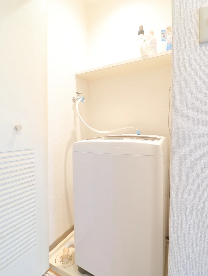 室内洗濯機置き場で洗濯洗剤もありますので、毎日の洗濯も可能で、フレッシュな毎日も！