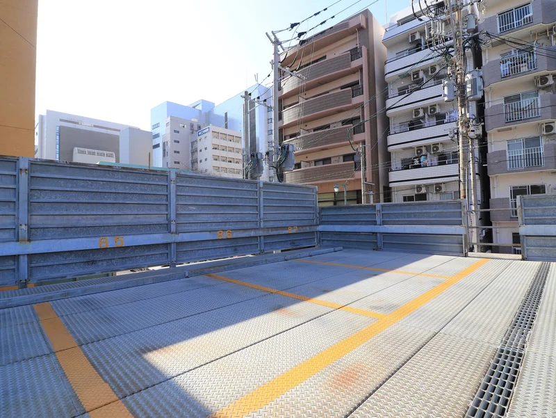 敷地外駐車場 （自走式立体駐車場２F部分）　屋根がないので、車高の制限は有りませんが、スロープを上がるため、車高が低い場合は駐車が出来ない場合がありますので、ご注意ください。