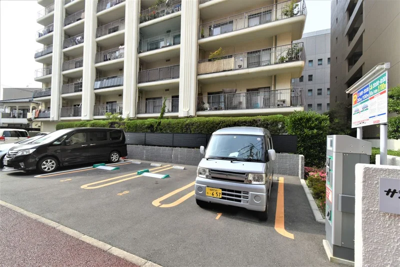 コインパーキング8時～20時は30分100円20時～8時は60分100円で最大700円になります。