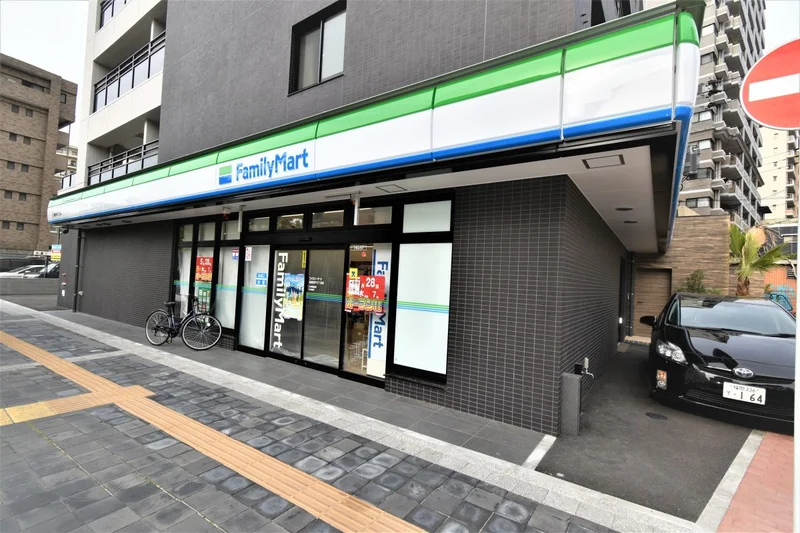コンビニ　ファミリーマート　お近くにございます！