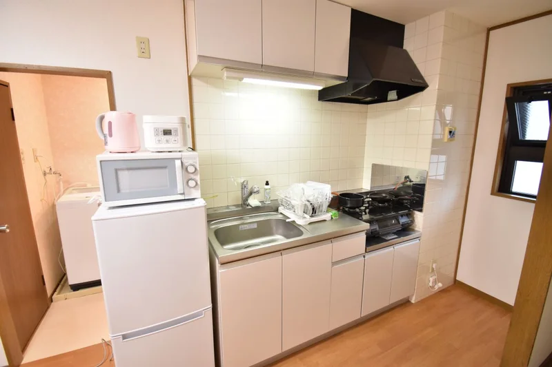 【キッチン画像】姫路ウィークリーマンション♪冷蔵庫、電子レンジ、炊飯器、ケトル、調理器具や食器類もご用意しております(^^♪