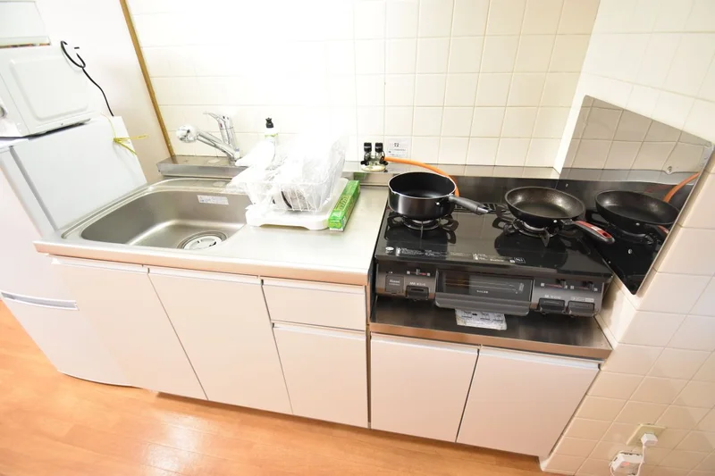 キッチンには冷蔵庫、ケトル、炊飯器、調理器具を完備。ホテルと違い自炊できるのでで長期ご利用のお客様でも安心ですね！姫路ウィークリーマンションの強みです♪