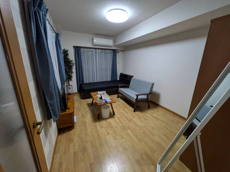 角部屋で東側にも窓があります。2025/12/11ソファ、ベッドマット交換
