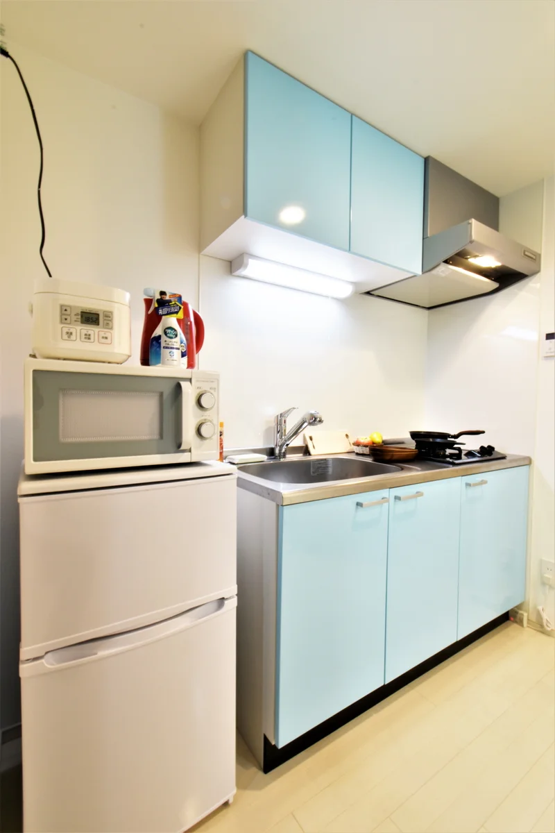 水色を基調としたお洒落なシステムキッチン！自炊される方は嬉しい2口ガスコンロです(^^♪フライパンなどの調理器具やお皿、食器用洗剤もご用意させていただいてるので入居してすぐ自炊可能！お近くにスーパーがございますので食材を購入して入居いただくのもよさそうです！