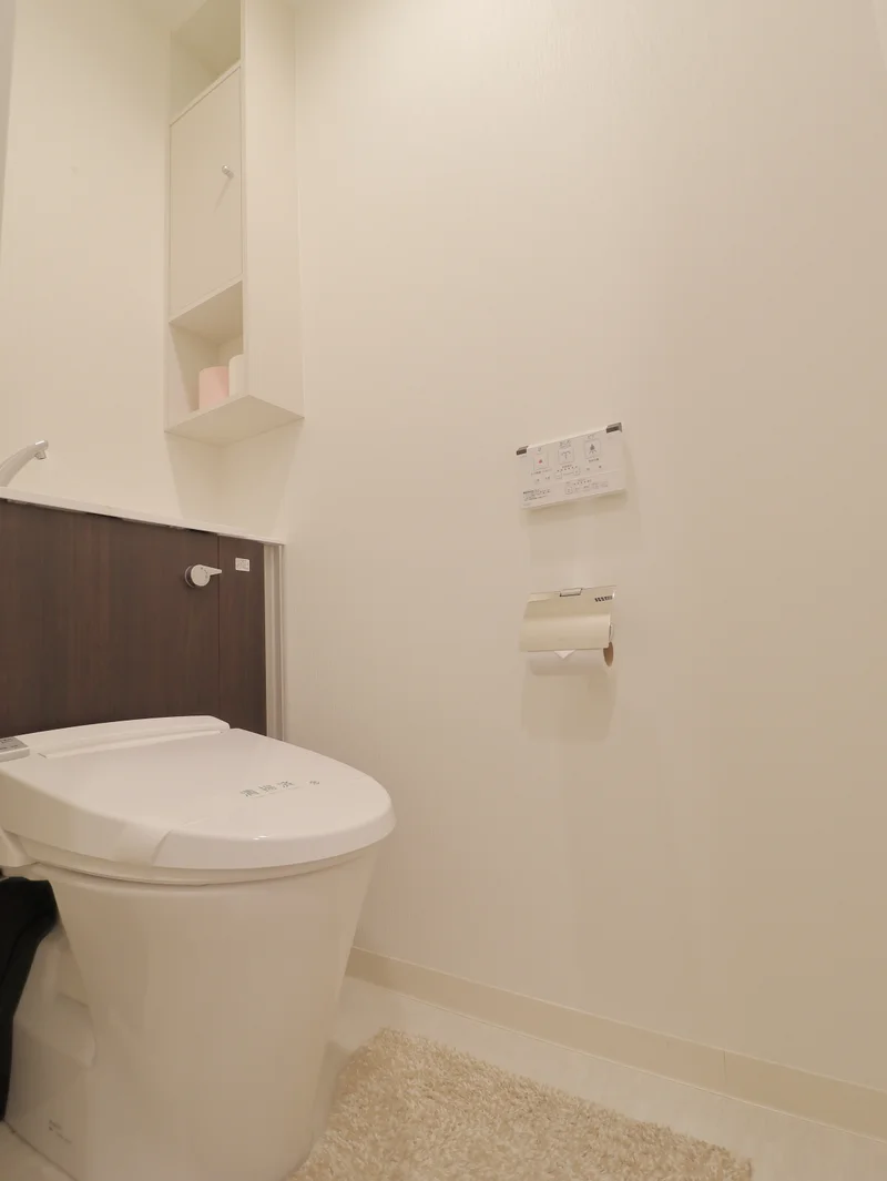 バストイレ別！トイレはなんとウォシュレット付き！トイレットペーパーやトイレブラシ等、他では置いてない備品も沢山ございます♪