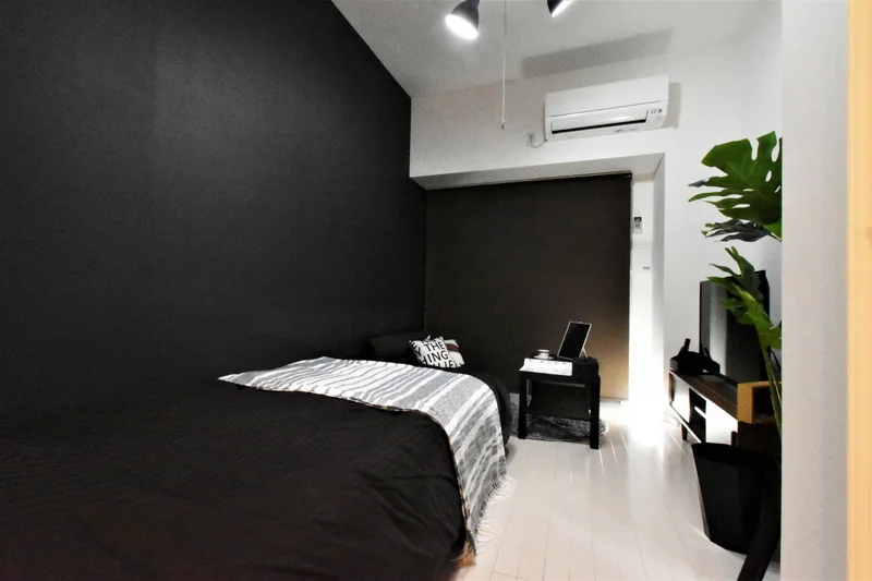 大き目なテレビがあり、ゆっくり寛げる空間となっております。家具家電だけでなく、ティッシュやリセッシュ等もご用意させてもらっているので非常にご満足度高くご利用いただいております！