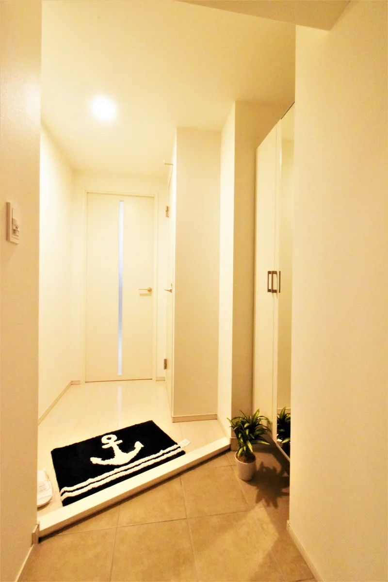 玄関には白を基調とした清潔な空間♪シューズＢＯＸがございますので毎回片づけていただき、常に清潔な空間を保っていただくことが可能です♪