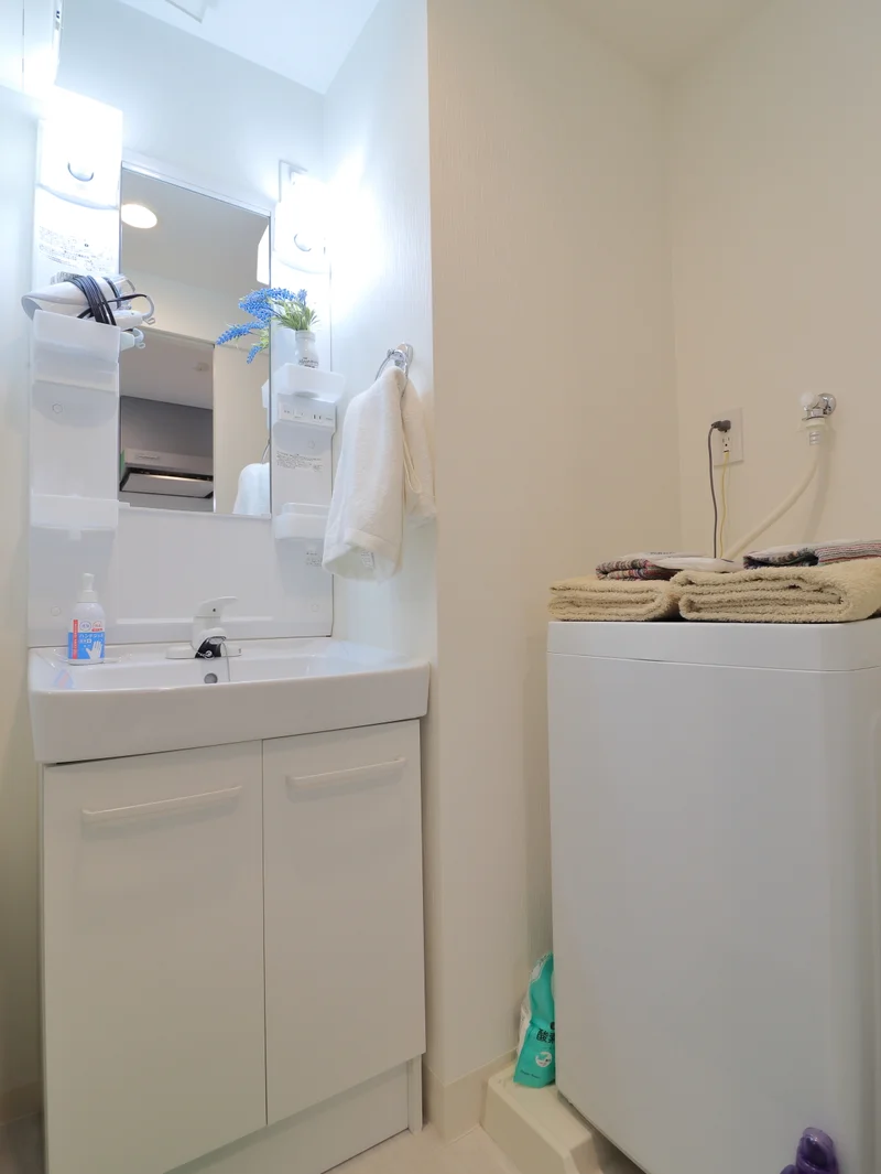 忙しい朝でも余裕をもって身だしなみが整えることができる独立洗面台！室内洗濯機なので天気が悪い日でも洗濯することができます。また、洗濯洗剤もご用意しておりますので、入居即日に洗濯可能です♪