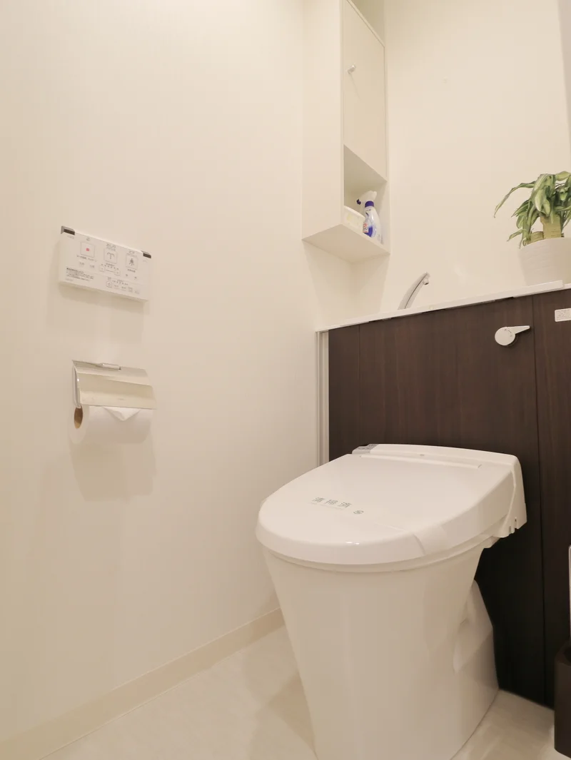 バストイレ別！トイレなんとウォシュレット付き♪トイレットペーパーやトイレブラシ等、他では置いてない備品も沢山ございますので短期～長期でお住まいの方にも「あったら助かるものが多い」と大変ご好評いただいております。