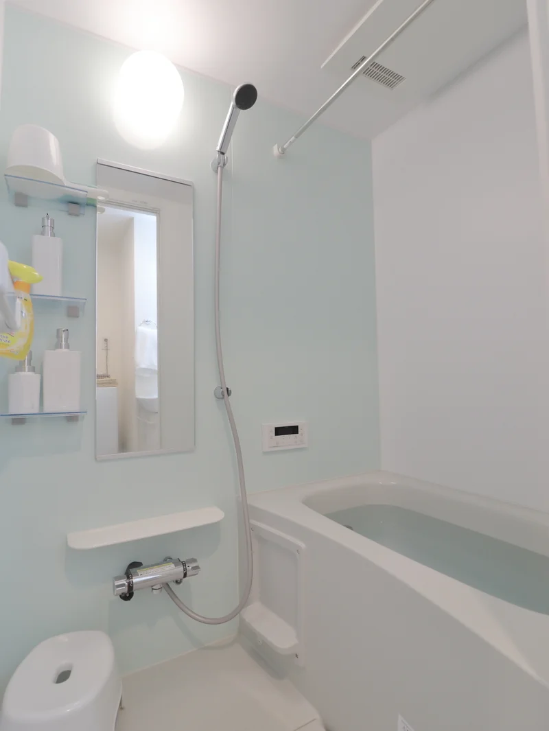 バストイレ別！シャンプーやボディーソープをご用意させていただいてるので入居してすぐ湯舟に浸かって疲れを癒すことができます！更に浴室乾燥機付き♪天気が悪い日でも洗濯ものを干すことができるなんて助かりますね(^^♪