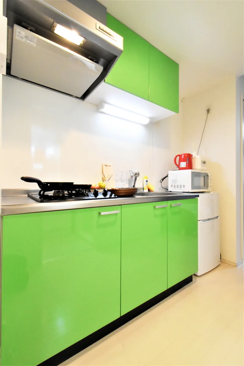 黄緑を基調としたお洒落なシステムキッチン！自炊される方は嬉しい2口ガスコンロです(^^♪フライパンなどの調理器具やお皿、食器用洗剤もご用意させていただいてるので入居してすぐ自炊可能！お近くにスーパーがございますので食材を購入して入居いただくのもよさそうです！