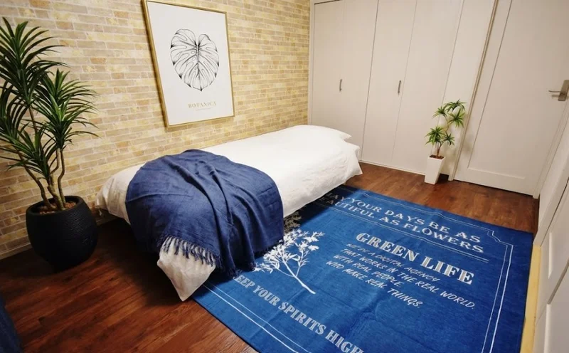 寝室は独立してご用意ございます♬ベットはシングルタイプでございます※植木と額とクッションなどは写真用です。