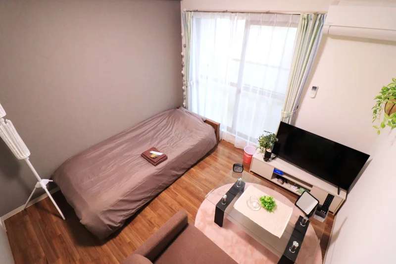 岡山駅から徒歩圏内にあり　県外からの出張や研修の方が利用しやすくビジネスホテルに比べ宿泊予算も抑えることができます。