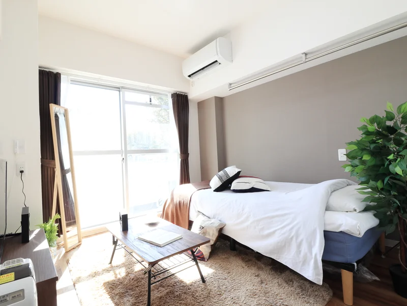 ハンガーや消臭剤など、細かな備品をはじめとして、多くの食器類も標準装備でご案内いたします。キッチン用品もございますので、料理も可能です。