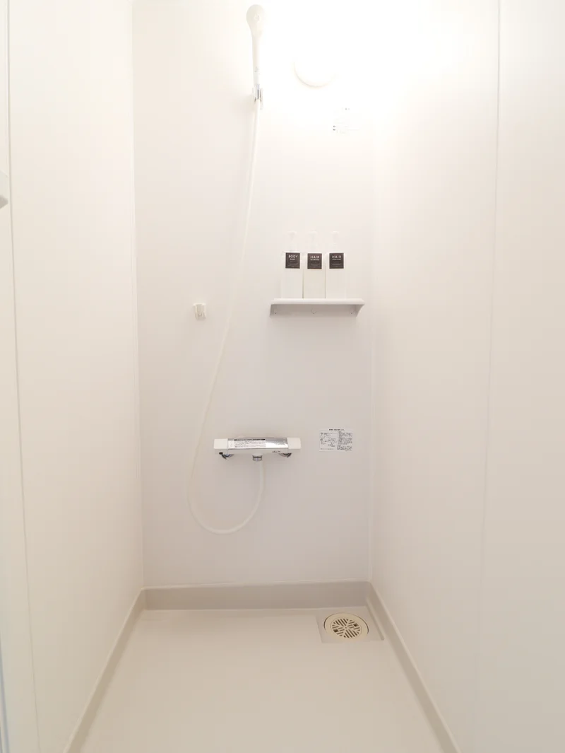 シャワー派の人に断然おすすめなシャワールームです。浴槽がないため、掃除に手間がかからず、とても簡単に掃除が出来ます。もちろん、洗剤やスポンジも標準装備でご案内いたします。